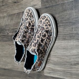 Blowfish slip on